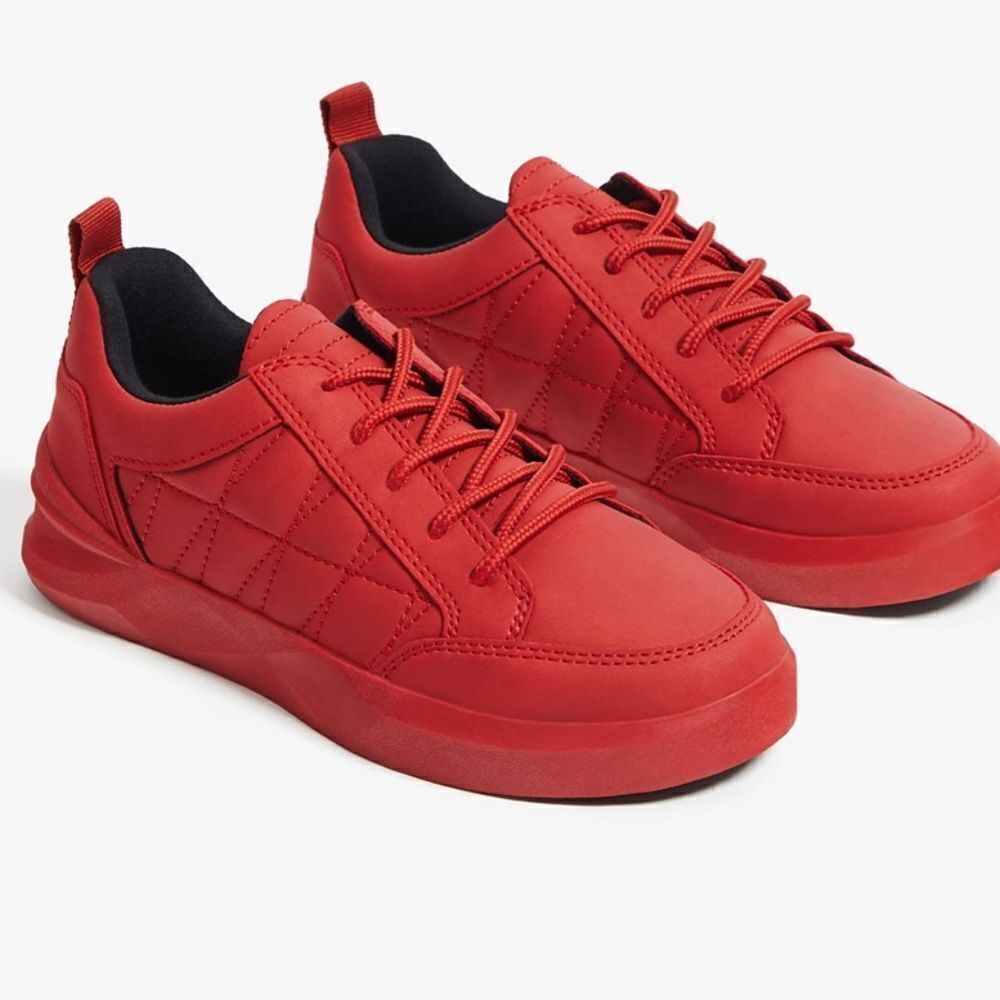 🎉1 hr sale 🎉Red sneakers 👟